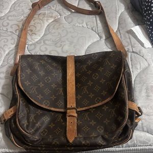 Louis Vuitton Samur 35 Bag AR0930 good condition